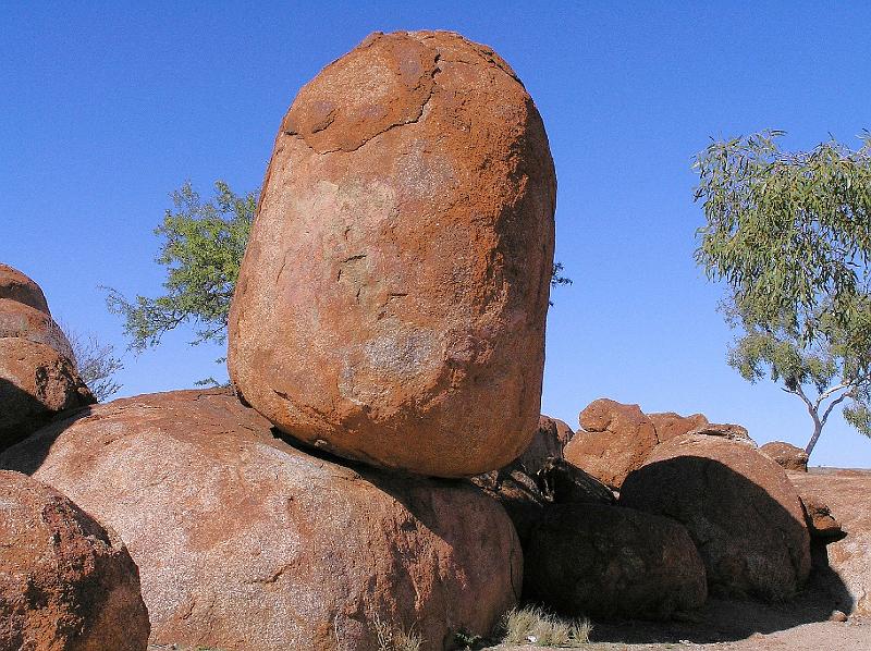 Devils Marbels2.jpg - Die ursprünglich eckigen Granitblöcke von Devil Marbels wurden über Millionen von Jahren durch Erosion rund geschliffen.